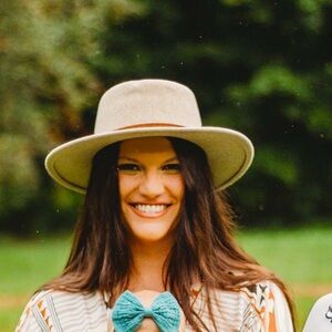 Meet your Posher, Laura